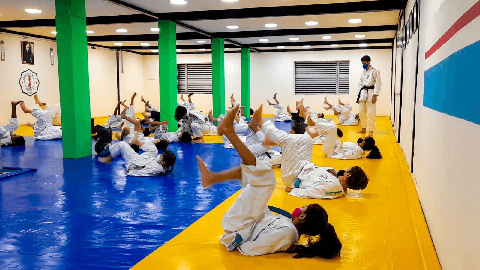 alunos do judo caindo